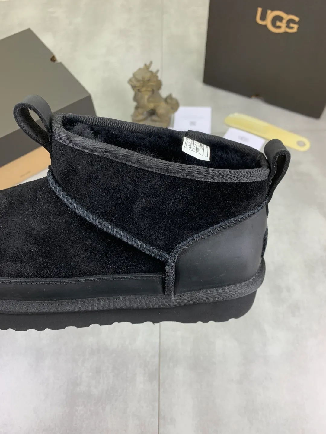 Men's men's shoes 💰P500 New top version UGG 2025 autumn and winter high-top new casual shoes new series Ansley Mules Fashionable and comfortable shallow flat slip-on casual loafers ✨ Classic suede cowhide with 10mm wool lining Insole suede collar Soft and comfortable ❤️ Decorated with UGG classic heat embossed brand logo on the back side Full texture Lightweight rubber sole Anti-slip, wear-resistant and comfortable Color: Black Brown Size: 39-45
